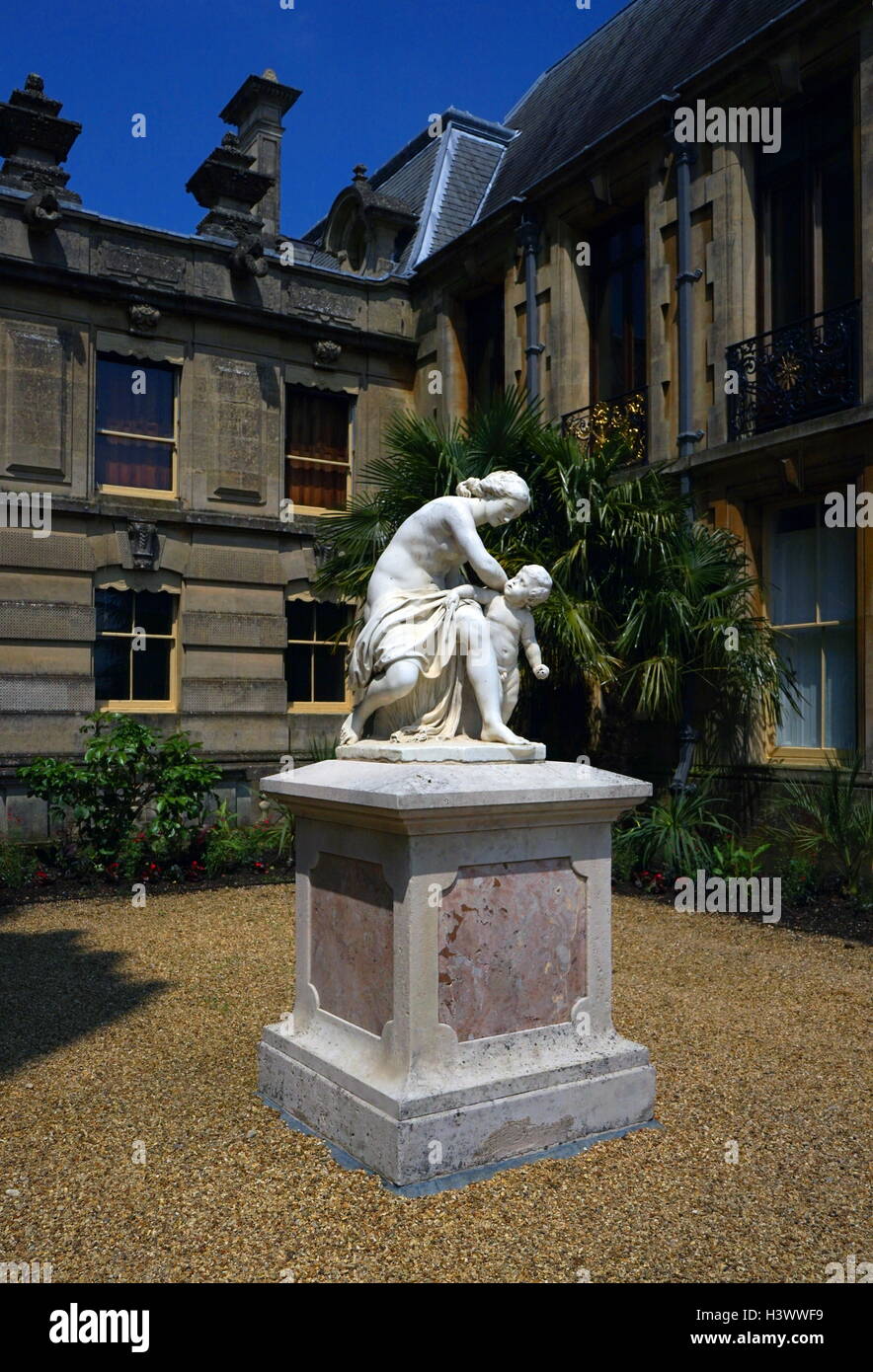Vista di stile romano statua nei giardini di Waddesdon Manor, una casa di campagna nel villaggio di Waddesdon. Costruito in stile neo-rinascimentale di un castello francese per la famiglia Rothschild. Recante la data del XXI secolo Foto Stock