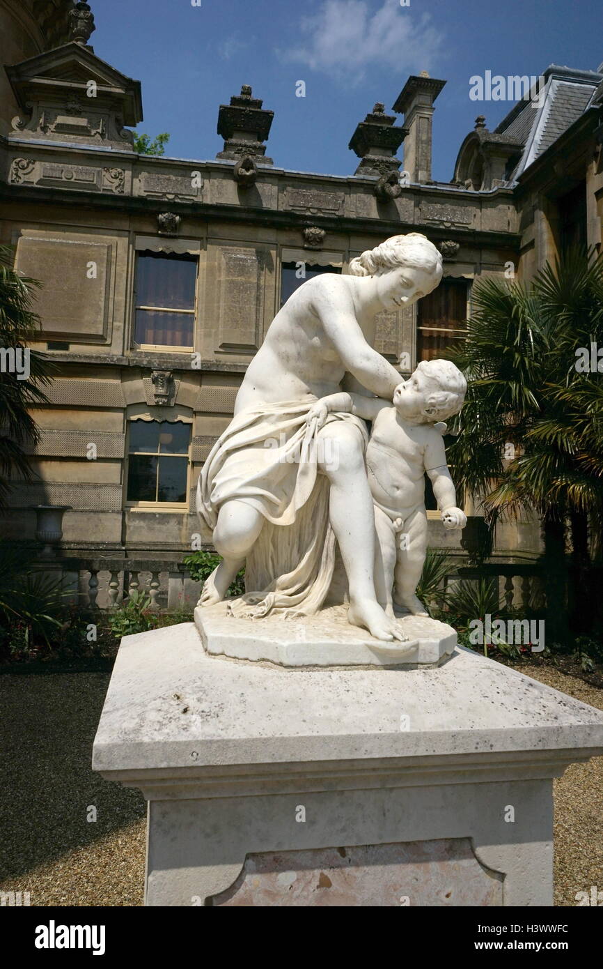 Vista di stile romano statua nei giardini di Waddesdon Manor, una casa di campagna nel villaggio di Waddesdon. Costruito in stile neo-rinascimentale di un castello francese per la famiglia Rothschild. Recante la data del XXI secolo Foto Stock