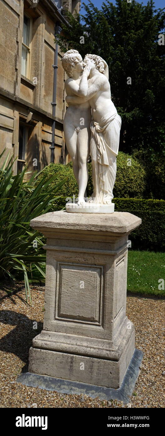Vista di stile romano statua nei giardini di Waddesdon Manor, una casa di campagna nel villaggio di Waddesdon. Costruito in stile neo-rinascimentale di un castello francese per la famiglia Rothschild. Recante la data del XXI secolo Foto Stock