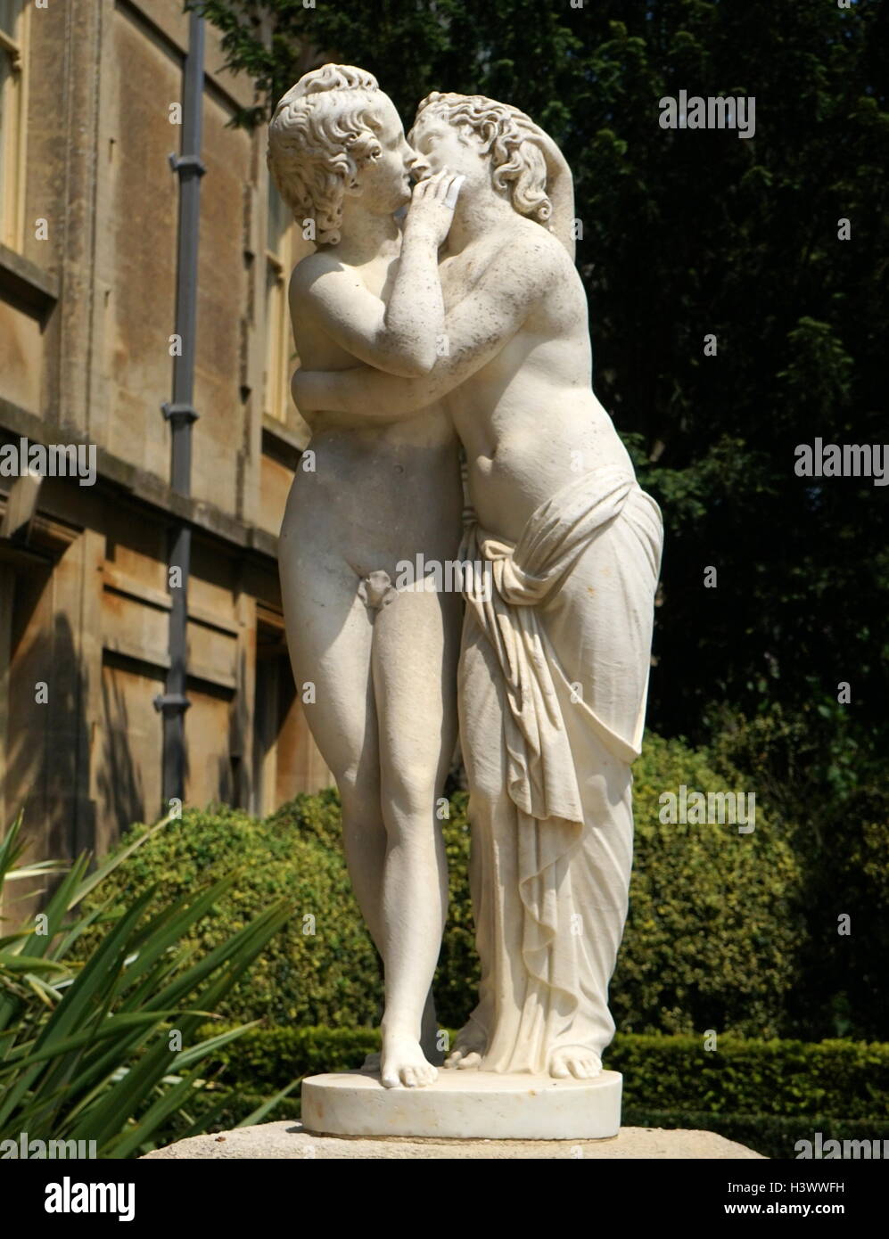 Vista di stile romano statua nei giardini di Waddesdon Manor, una casa di campagna nel villaggio di Waddesdon. Costruito in stile neo-rinascimentale di un castello francese per la famiglia Rothschild. Recante la data del XXI secolo Foto Stock