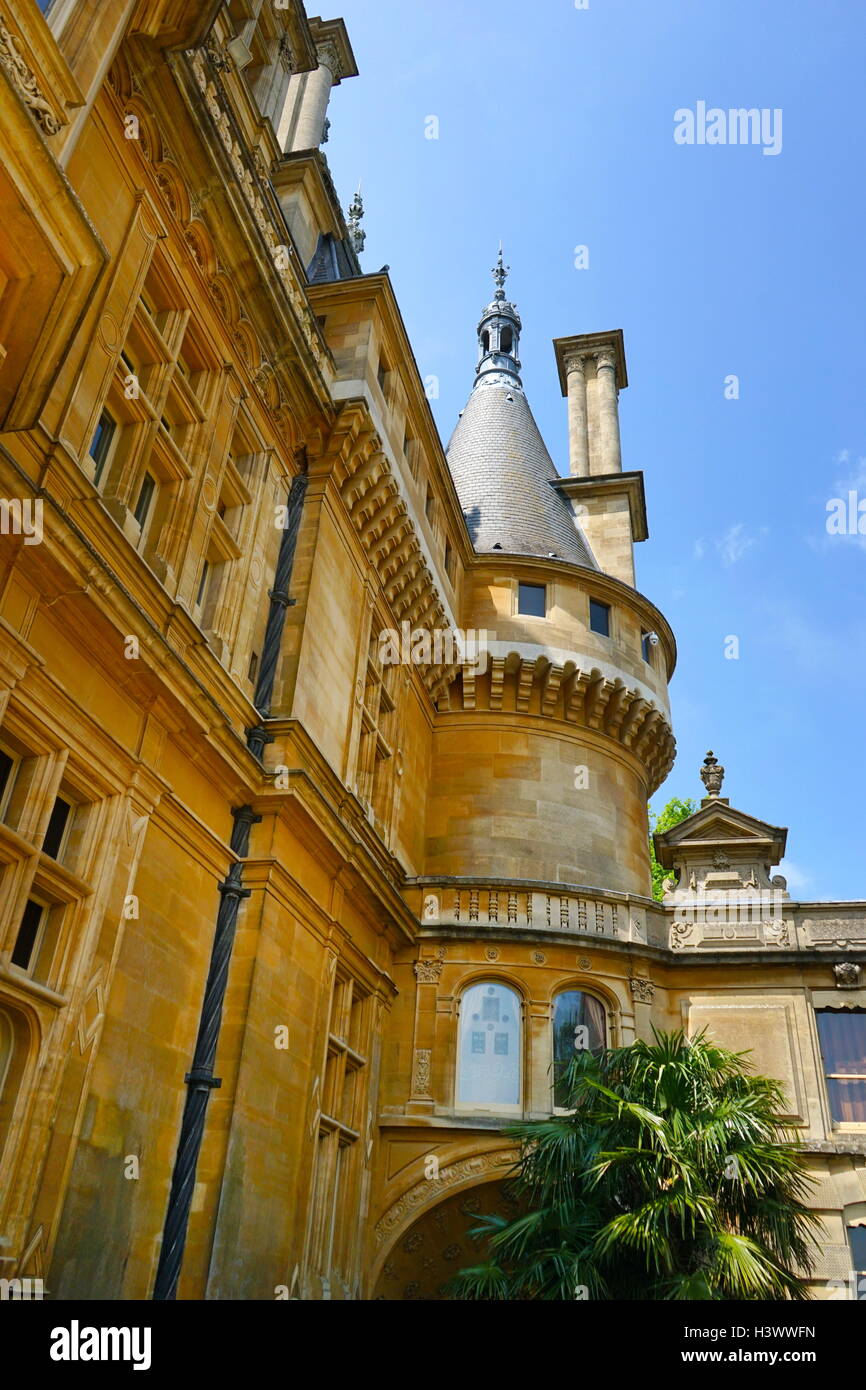 Esterno della Waddesdon Manor, una casa di campagna nel villaggio di Waddesdon. Costruito in stile neo-rinascimentale di un castello francese per la famiglia Rothschild. Recante la data del XXI secolo Foto Stock