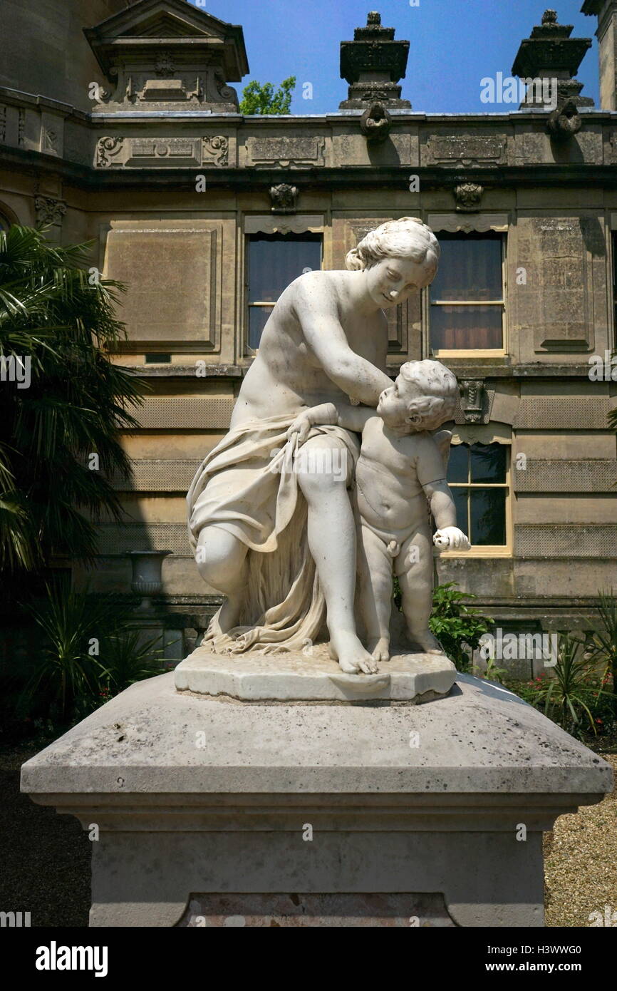 Vista di stile romano statua nei giardini di Waddesdon Manor, una casa di campagna nel villaggio di Waddesdon. Costruito in stile neo-rinascimentale di un castello francese per la famiglia Rothschild. Recante la data del XXI secolo Foto Stock