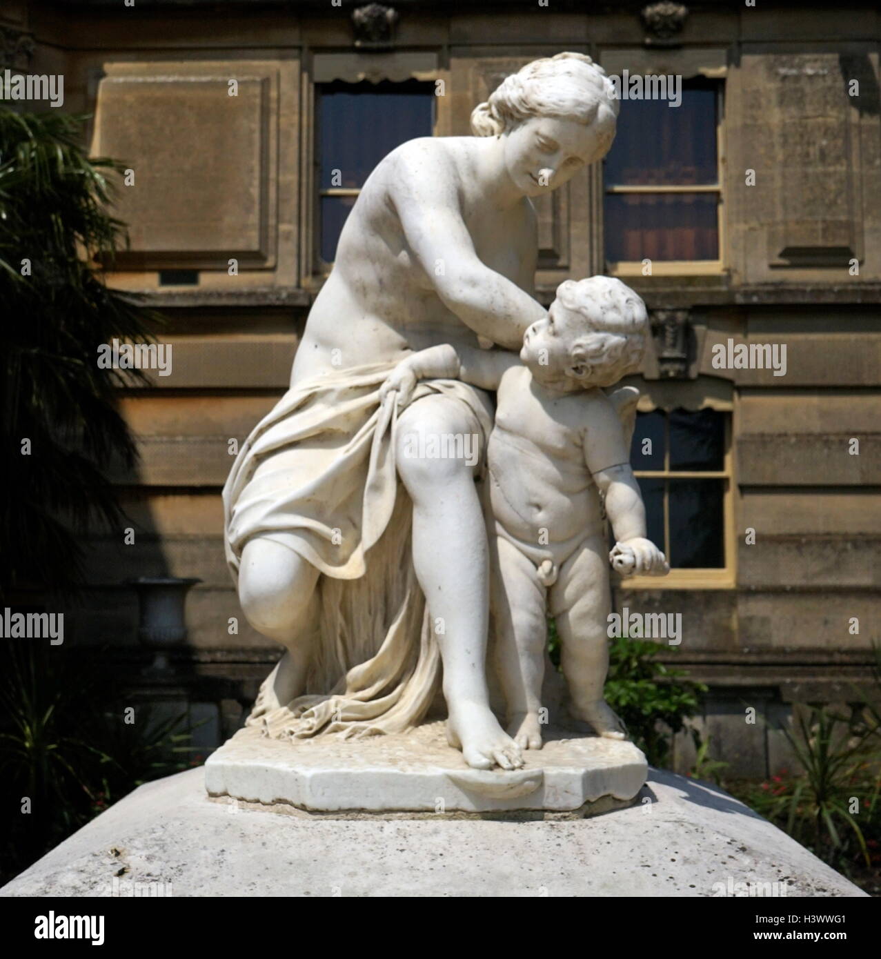 Vista di stile romano statua nei giardini di Waddesdon Manor, una casa di campagna nel villaggio di Waddesdon. Costruito in stile neo-rinascimentale di un castello francese per la famiglia Rothschild. Recante la data del XXI secolo Foto Stock