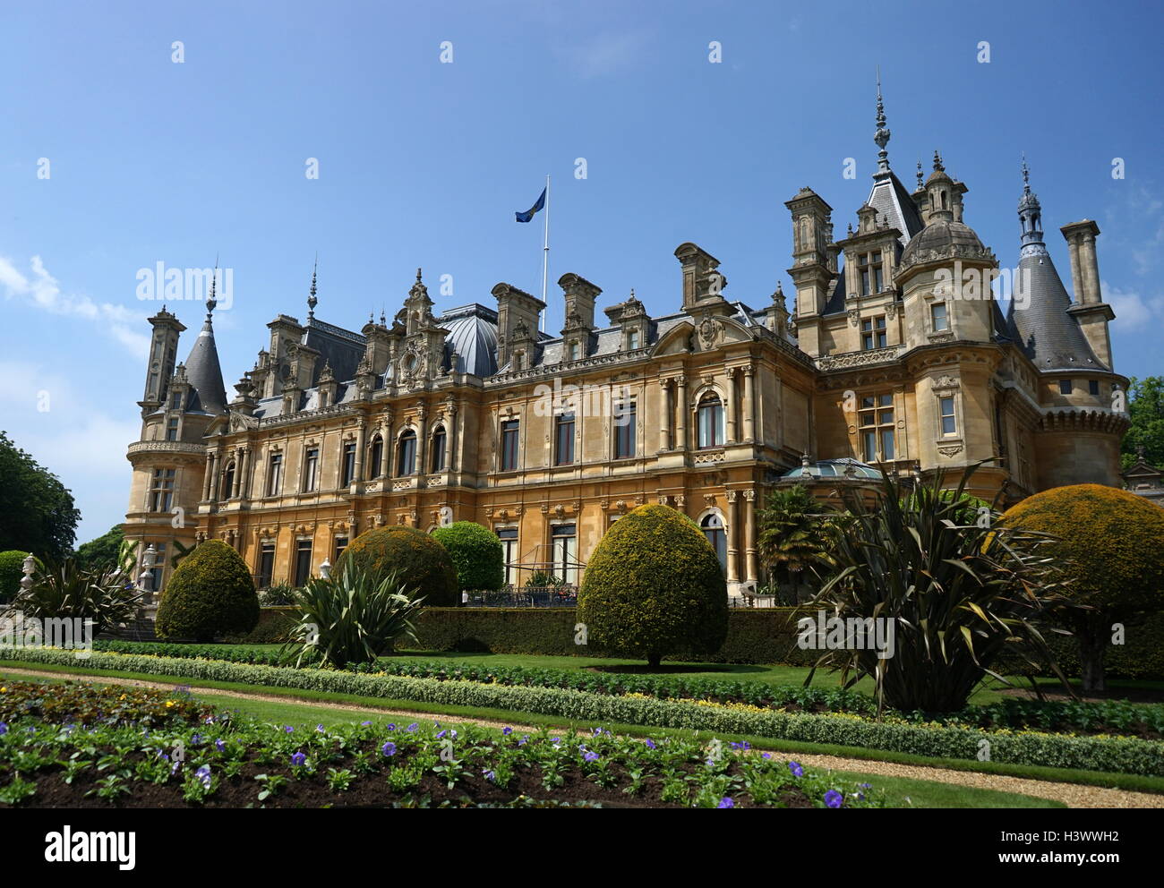 Esterno della Waddesdon Manor, una casa di campagna nel villaggio di Waddesdon. Costruito in stile neo-rinascimentale di un castello francese per la famiglia Rothschild. Recante la data del XXI secolo Foto Stock
