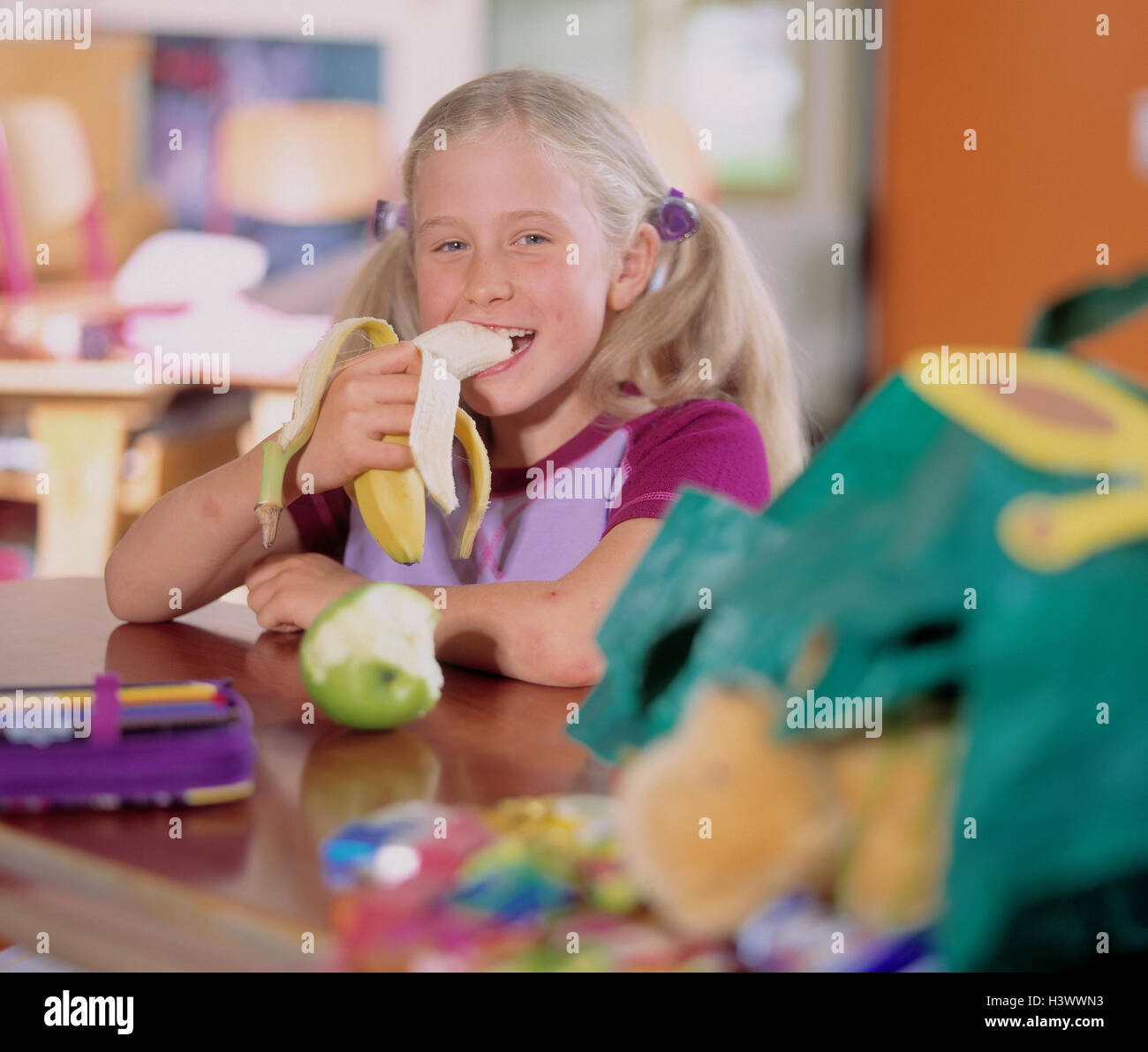 Scuola, classroom, ragazza, banana, mangiare, scuola elementare, inizio del termine, bambino, atomica, biologici e chimici e marcatore, scuola principiante, Apple, frutta, frutta, la nutrizione sana, intermeal, all'interno Foto Stock