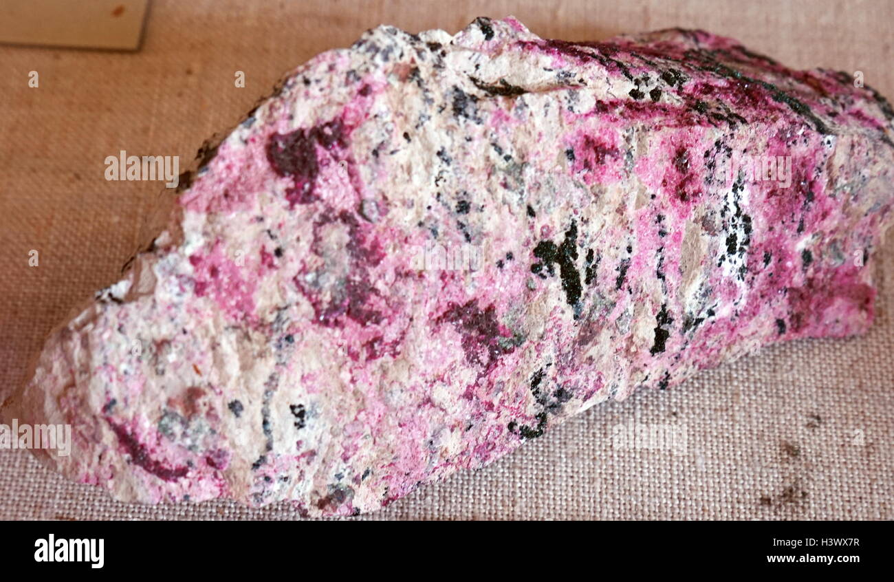 Campione di deep-cristalli rosa sulla matrice dolomitica. In data xx secolo Foto Stock