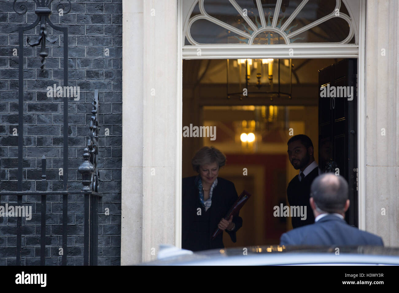 Ottobre 12, 2016. Xii oct, 2016. Londra, Inghilterra- Primo Ministro Theresa Maggio lascia 10 Downing Street © Louise Wateridge/ZUMA filo/Alamy Live News Foto Stock