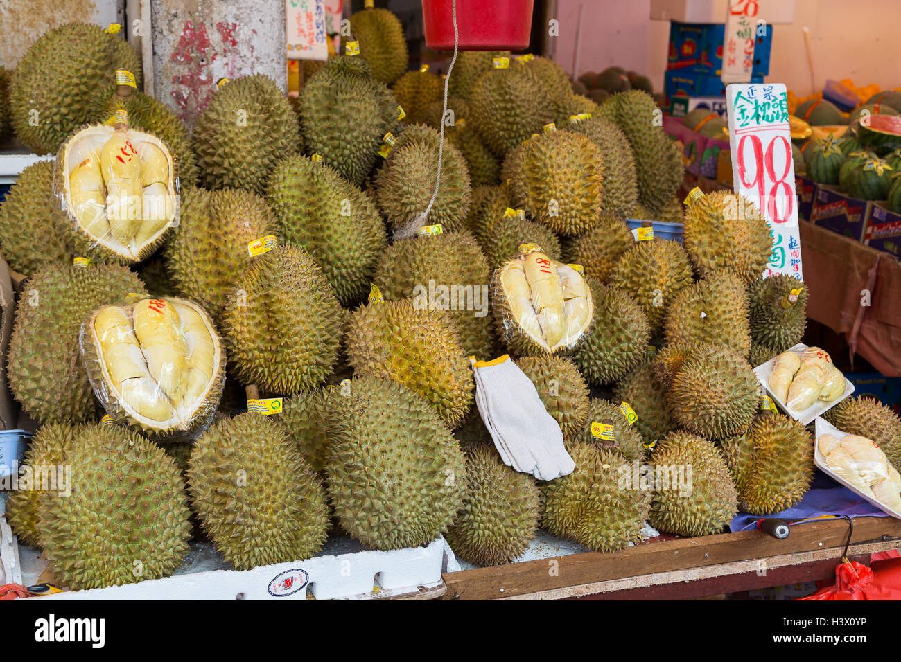 La frutta tropicale nel sud est asiatico. Durian nel mercato Foto Stock