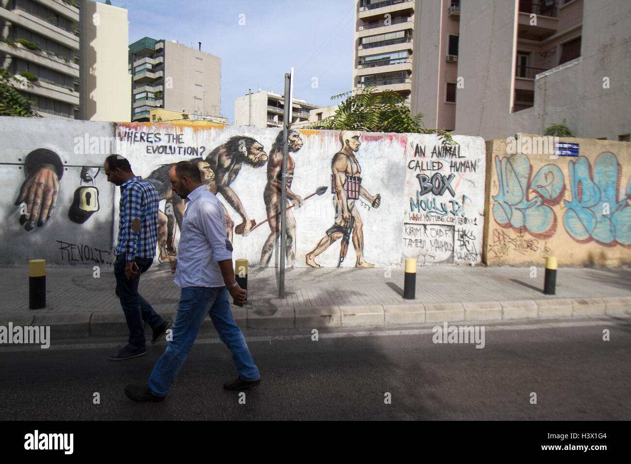 Beirut, Libano. Xii Ottobre, 2016. Un artista murale raffigura l'evoluzione da una scimmia per un uomo che indossa un suicidio giubbotto esplosiva tenendo un fucile da assalto Credito: amer ghazzal/Alamy Live News Foto Stock