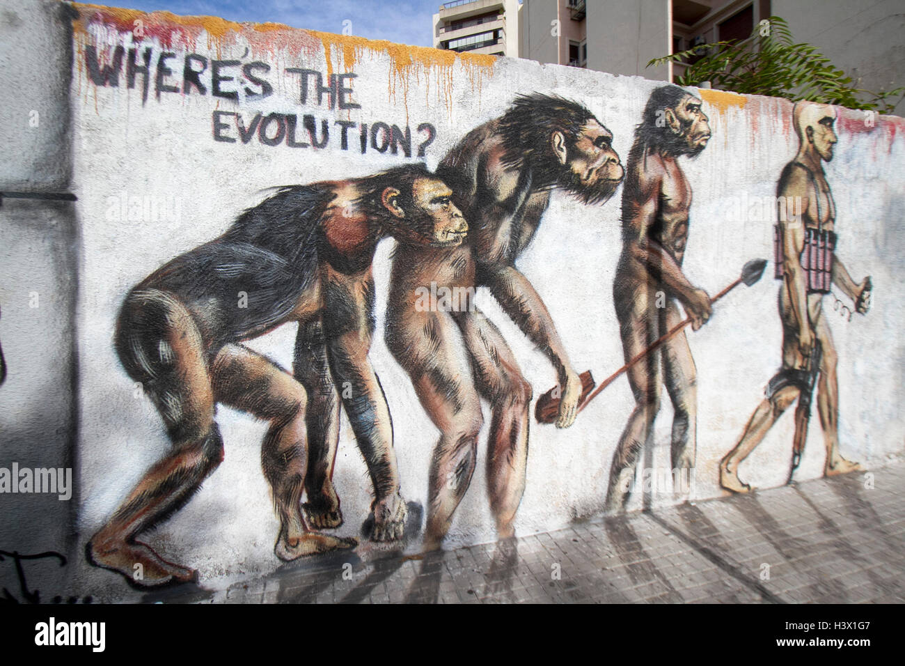 Beirut, Libano. Xii Ottobre, 2016. Un artista murale raffigura l'evoluzione da una scimmia per un uomo che indossa un suicidio giubbotto esplosiva tenendo un fucile da assalto Credito: amer ghazzal/Alamy Live News Foto Stock