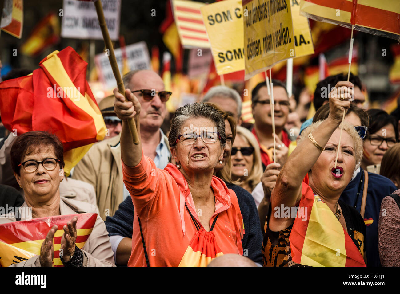 Barcellona, Spagna. Xii Ottobre, 2016: Anti-Catalani separatista gridare slogan contro unilaterale del piano di sezionamento del pro-separatista governo catalano in Spagna della Giornata Nazionale a Barcellona il Catalonia square Credit: matthi/Alamy Live News Foto Stock