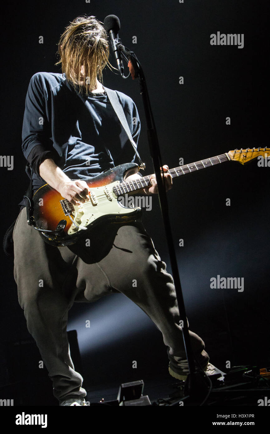 Torino Italia. 11 ottobre 2016. La American rock band Red Hot Chili Peppers suona dal vivo al Pala Alpitour per presentare il loro nuovo album 'The Getaway' Credit: Rodolfo Sassano/Alamy Live News Foto Stock