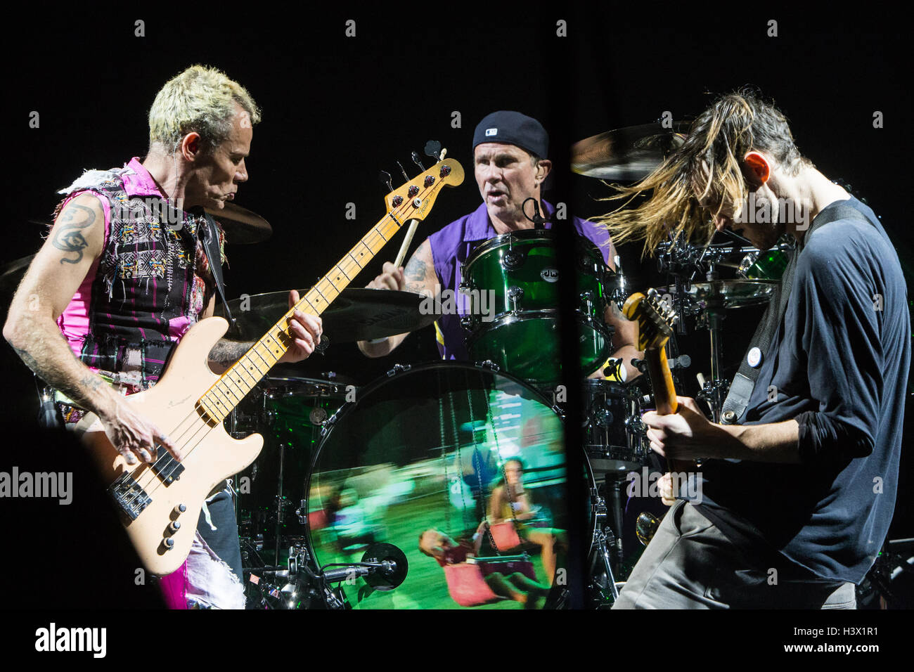 Torino Italia. 11 ottobre 2016. La American rock band Red Hot Chili Peppers suona dal vivo al Pala Alpitour per presentare il loro nuovo album 'The Getaway' Credit: Rodolfo Sassano/Alamy Live News Foto Stock