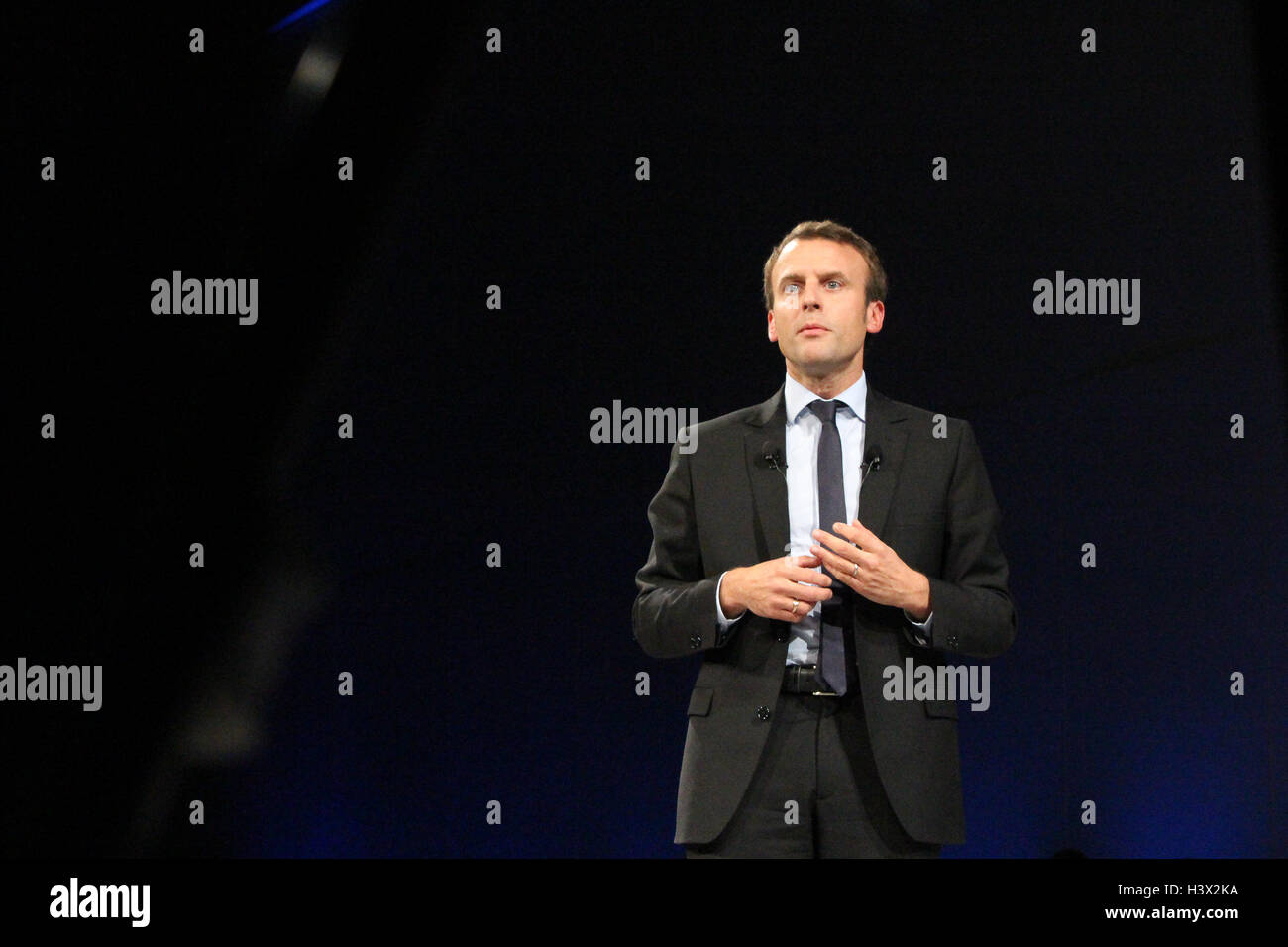 Le Mans, Francia. 11 ottobre, 2016. Emmanuel Macron e da sua moglie Brigitte, partecipare alla En marche ! Riunione a Le Mans (Francia). Credito: Paul-Marie Guyon/Alamy Live News Foto Stock