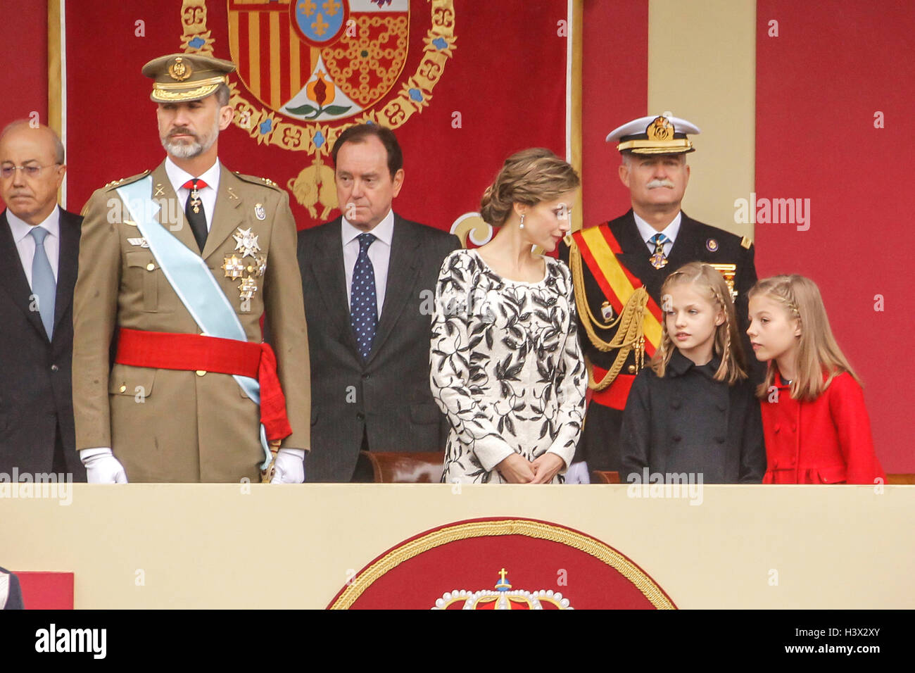 Madrid, Spagna. Xii Ottobre, 2016. Regina Letizia, re Felipe, Principessa Sofía e principessa Leonor assistere alla sfilata militare per la Giornata Nazionale a Neptuno Square a Madrid, Spagna. Ottobre 12, 2016. Credito: MediaPunch Inc/Alamy Live News Foto Stock