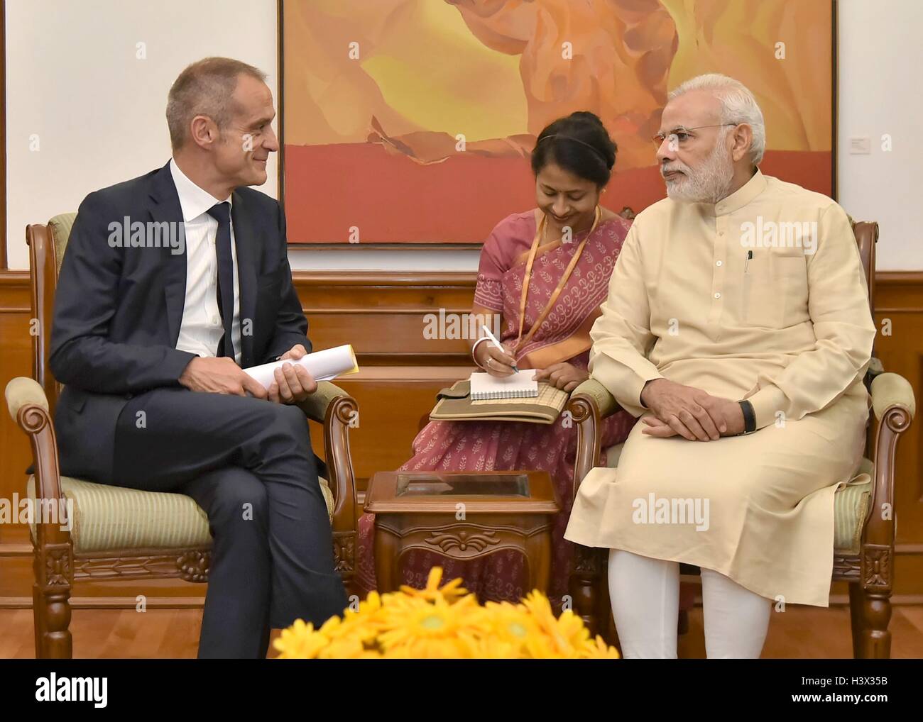 New Delhi, India. Xii Ottobre, 2016. Primo Ministro indiano Narendra Modi con il CEO di Schneider Electric Jean-Pascal Tricoire nel corso di una riunione bilaterale svoltasi il 12 ottobre 2016 a New Delhi, India. Credito: Planetpix/Alamy Live News Foto Stock