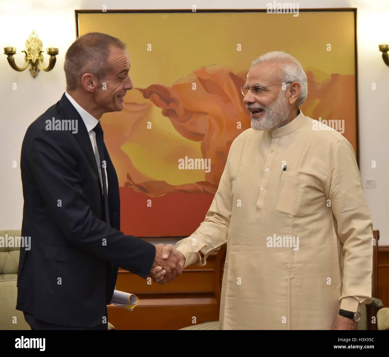 New Delhi, India. Xii Ottobre, 2016. Primo Ministro indiano Narendra Modi saluta CEO di Schneider Electric Jean-Pascal Tricoire prima del loro incontro bilaterale Ottobre 12, 2016 a New Delhi, India. Credito: Planetpix/Alamy Live News Foto Stock