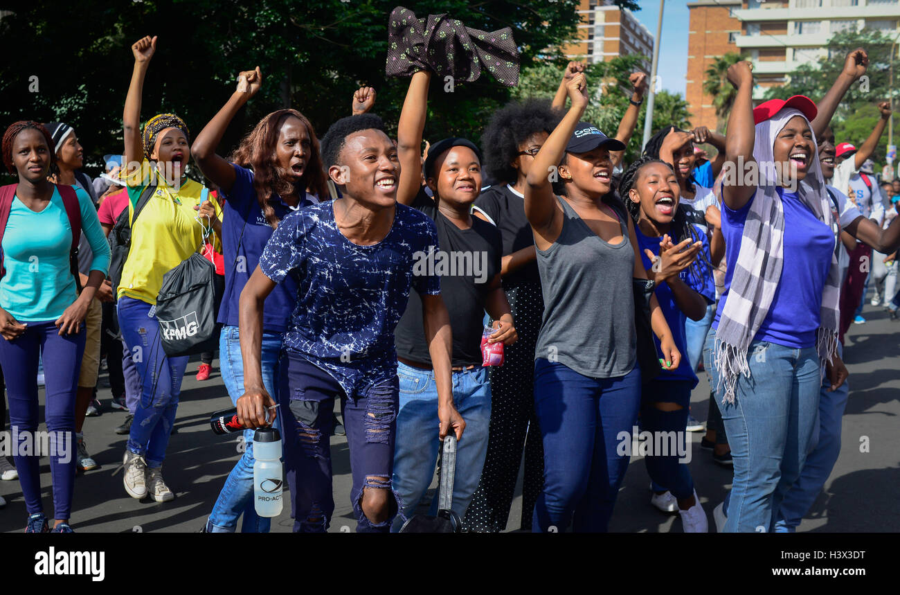 Johannesburg, Sud Africa. Xii oct, 2016. Gli studenti celebrare al di fuori del magistrato Hilbrow Corte dopo il rilascio di otto studenti arrestati durante la protesta in corso sulle università tasse universitarie?a Johannesburg, Sud Africa, il 12 ottobre 2016.La recente ondata di proteste degli studenti ha continuato per settimane poiché le università hanno dato la luce verde da parte del governo il mese scorso per sollevare le tasse di iscrizione, a condizione che essa non ecceda il 8%. Credito: Zhai Jianlan/Xinhua/Alamy Live News Foto Stock