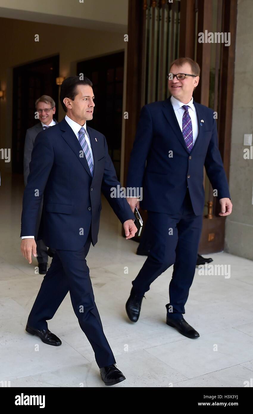 Il Presidente messicano Enrique Peña Nieto accompagnatrici Primo ministro finlandese Juha Sipila al palazzo presidenziale di Los Pinos prima della data di inizio del loro incontro bilaterale Ottobre 12, 2016 a Città del Messico. Foto Stock