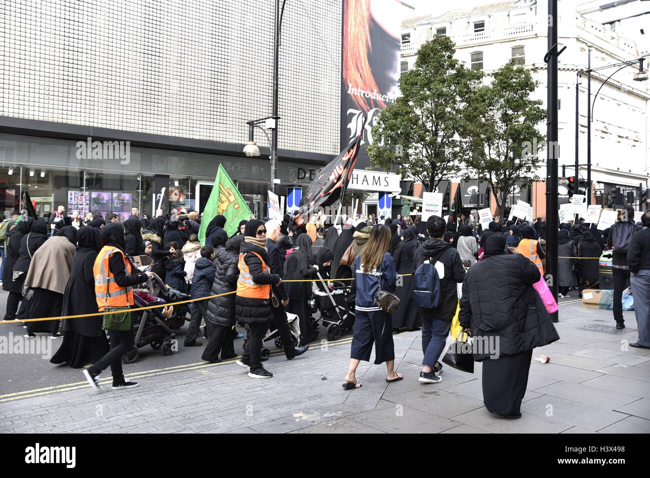 Londra, Regno Unito. Xii Ottobre, 2016. I musulmani in marcia durante il giorno di Ashura 2016 in Oxford Street - Credit: Stefano Padoan/Alamy Live News Foto Stock