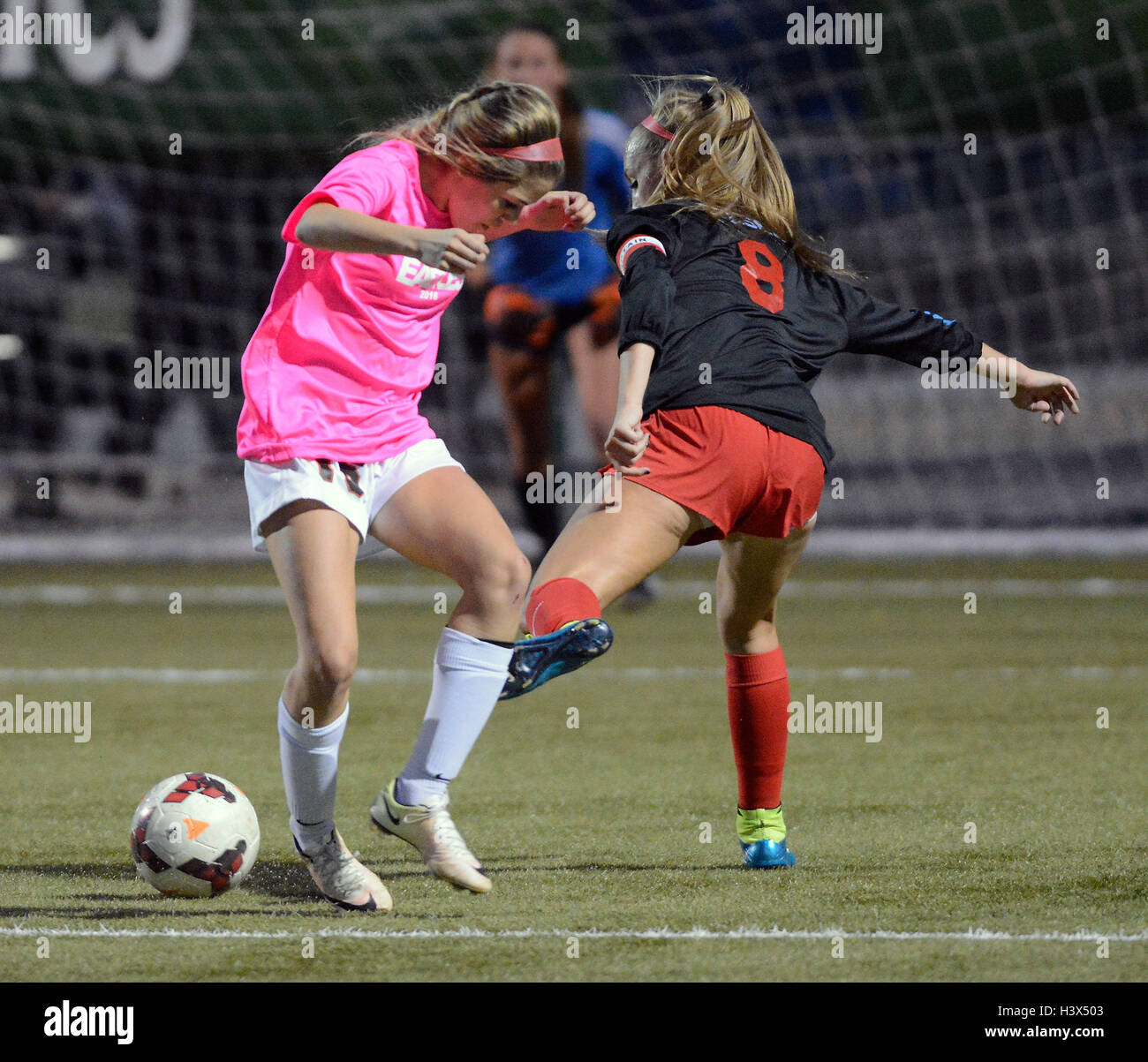 Albuquerque, NM, Stati Uniti d'America. Xii oct, 2016. Il Sandia #8 Tara Giesen riceve la palla attorno Eldorado #16 Ariana Armijo come ella testa verso il traguardo nel loro gioco Mercoledì notte al APS Soccer Complex. Mercoledì 12 Ottobre 2016. © Jim Thompson/Albuquerque ufficiale/ZUMA filo/Alamy Live News Foto Stock