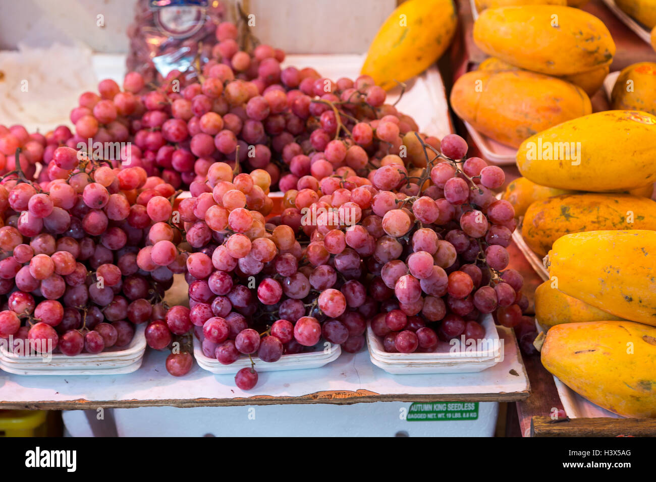 Uve fresche in un mercato aperto. Foto Stock