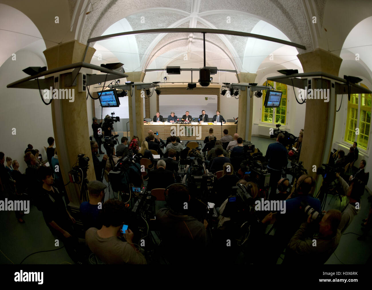 Sassonia attourney generale Klaus Fleischmann, (l-r); Willi Schmid, correzioni capo dipartimento del Sassone ministero della giustizia; Rolf Giacobbe, direttore del Justizvollzugsanstalt (JVA) Leipzig prigione; Rolf Giacobbe, direttore del Justizvollzugsanstalt (JVA) carcere di Lipsia e la Sassonia il ministro della giustizia Sebastian Gemkow, parlare durante una conferenza stampa sulla morte in Leipzig JVA di Jaber al-Bakr, che è stato arrestato per sospetto di terrorismo, durante una conferenza stampa a Dresda, Germania, 13 ottobre 2016. Il 22-anno-vecchio siriano era trovato impiccato nella sua cella il mercoledì sera. Foto: ARNO BURGI/DPA Foto Stock
