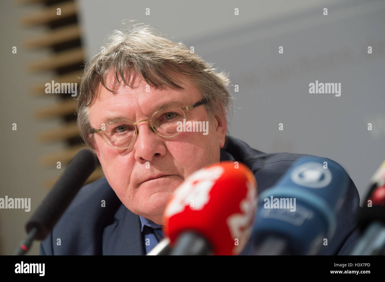 Dresden, Germania. Xiii oct, 2016. Willi Schmid, correzioni capo dipartimento del Sassone ministero della giustizia, parlando durante una conferenza stampa sulla morte in carcere di Lipsia di Jaber al-Bakr, che è stato arrestato per sospetto di terrorismo, durante una conferenza stampa a Dresda, Germania, 13 ottobre 2016. Il 22-anno-vecchio siriano era trovato impiccato nella sua cella il mercoledì sera. Foto: ARNO BURGI/DPA/Alamy Live News Foto Stock