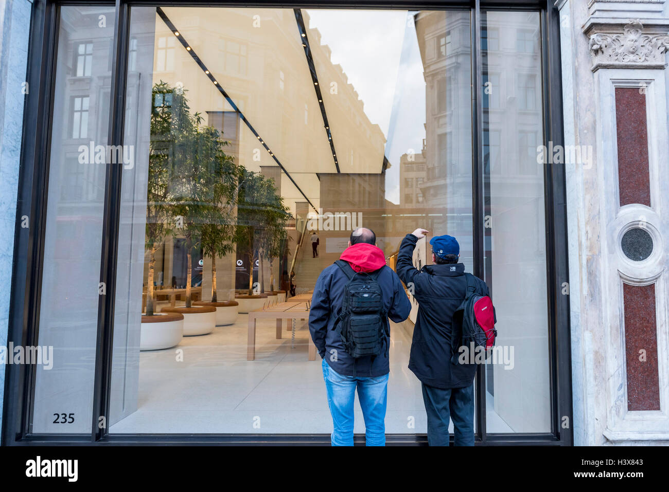 Londra, Regno Unito. Xiii oct, 2016. L'Apple Store in Regent Street, chiuso dal giugno di quest' anno ha avuto un makeover Foster partner. Inaugurato oggi, tra i molti cambiamenti, il nuovo negozio dispone di alberi in una altezza doppia grand hall, alta sette metri e sarà aperto al pubblico il 15 ottobre. Credito: Stephen Chung/Alamy Live News Foto Stock