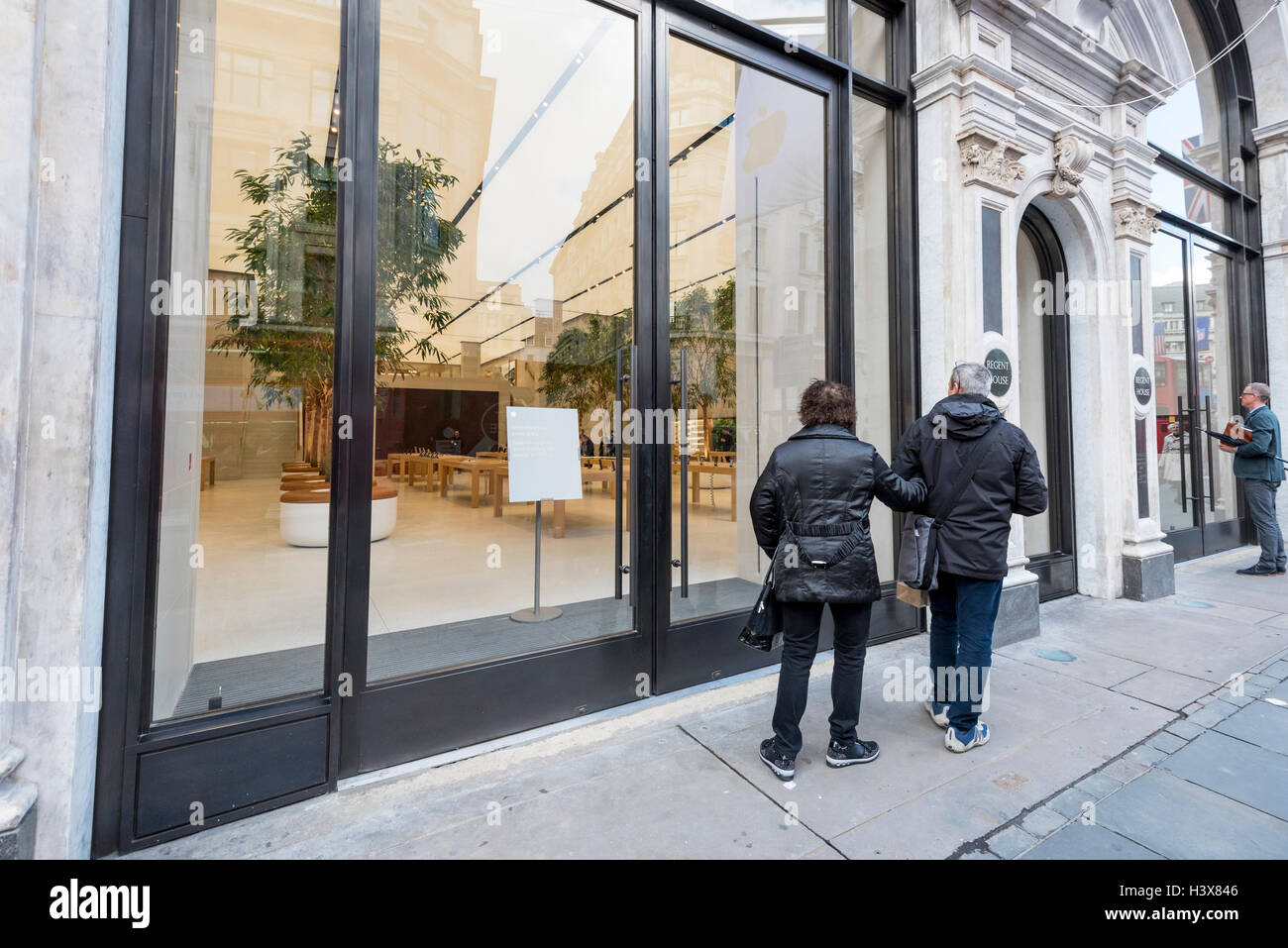 Londra, Regno Unito. Xiii oct, 2016. L'Apple Store in Regent Street, chiuso dal giugno di quest' anno ha avuto un makeover Foster partner. Inaugurato oggi, tra i molti cambiamenti, il nuovo negozio dispone di alberi in una altezza doppia grand hall, alta sette metri e sarà aperto al pubblico il 15 ottobre. Credito: Stephen Chung/Alamy Live News Foto Stock