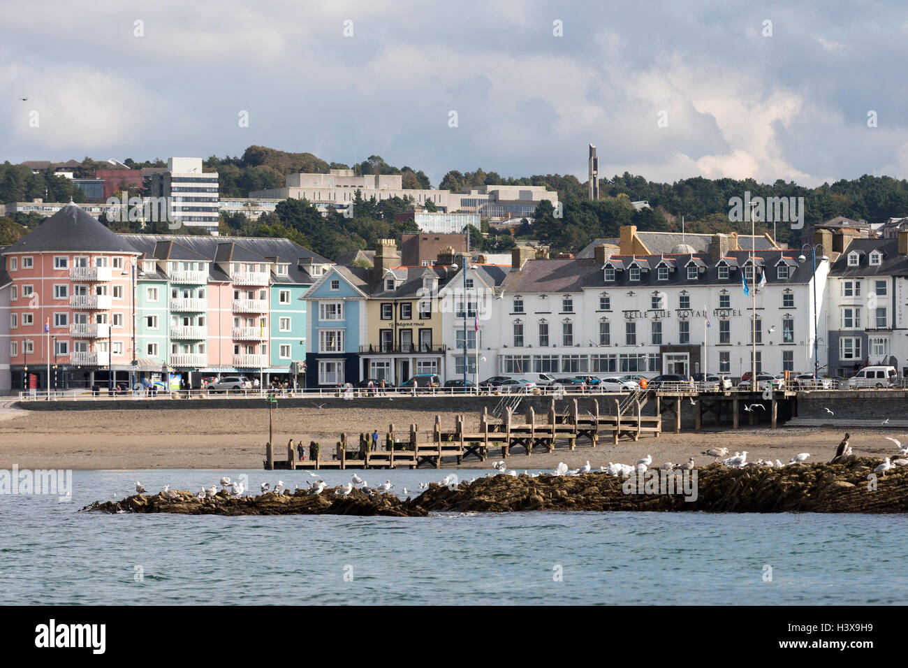 Una vista di Aberystwyth proprietà sul lungomare e la spiaggia come si vede da una barca su Cardigan Bay Foto Stock
