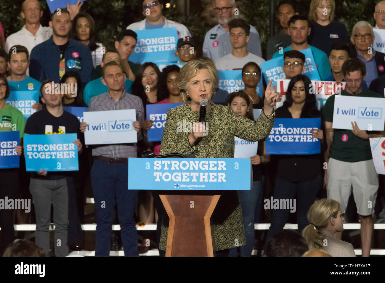 Las Vegas, Nevada, USA. Xii Ottobre, 2016. Hillary Clinton parla con la folla a uscire a votare rally su 12 ottobre 2016 presso il centro di Smith a Las Vegas NV. Credito: la foto di accesso/Alamy Live News Foto Stock