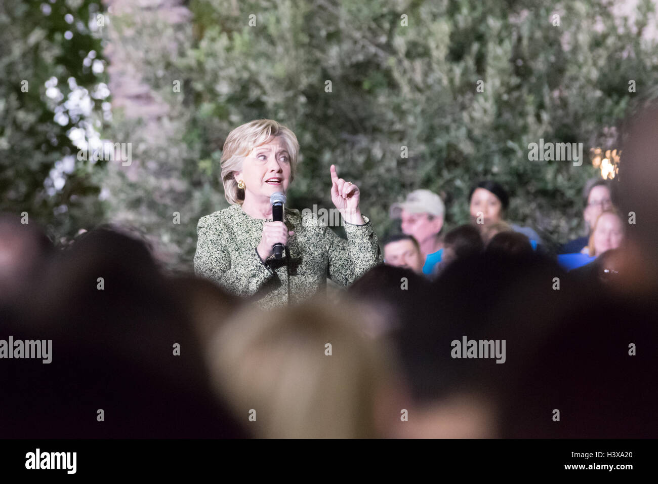 Las Vegas, Nevada, USA. Xii Ottobre, 2016. Hillary Clinton parla con la folla a uscire a votare rally su 12 ottobre 2016 presso il centro di Smith a Las Vegas NV. Credito: la foto di accesso/Alamy Live News Foto Stock
