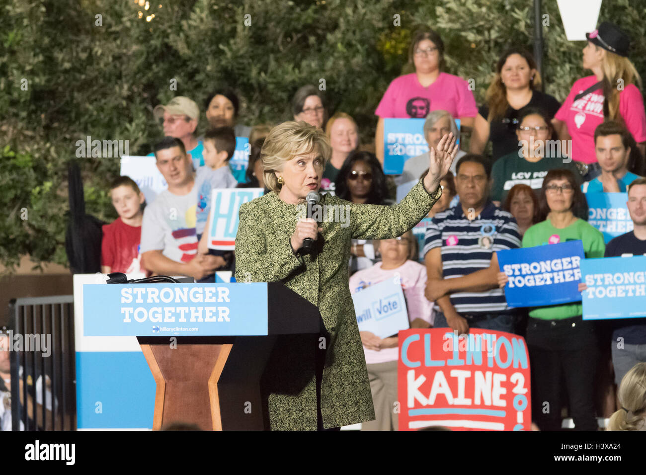 Las Vegas, Nevada, USA. Xii Ottobre, 2016. Hillary Clinton parla con la folla a uscire a votare rally su 12 ottobre 2016 presso il centro di Smith a Las Vegas NV. Credito: la foto di accesso/Alamy Live News Foto Stock