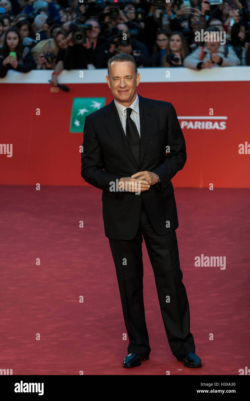 Roma, Italia. 13 ottobre, 2016. Tom Hanks assiste il tappeto rosso nel corso della XI Roma International Film Festival. Xi Festival di Roma si terrà dal 13 al 23 ottobre 2016 presso l'Auditorium Parco della Musica e in altri luoghi in tutta la città. L'evento ospita un ampio e impegnativo programma di proiezioni, masterclass, tributi, retrospettive, i pannelli e gli eventi speciali. Credito: Giuseppe Ciccia/Alamy Live News Foto Stock