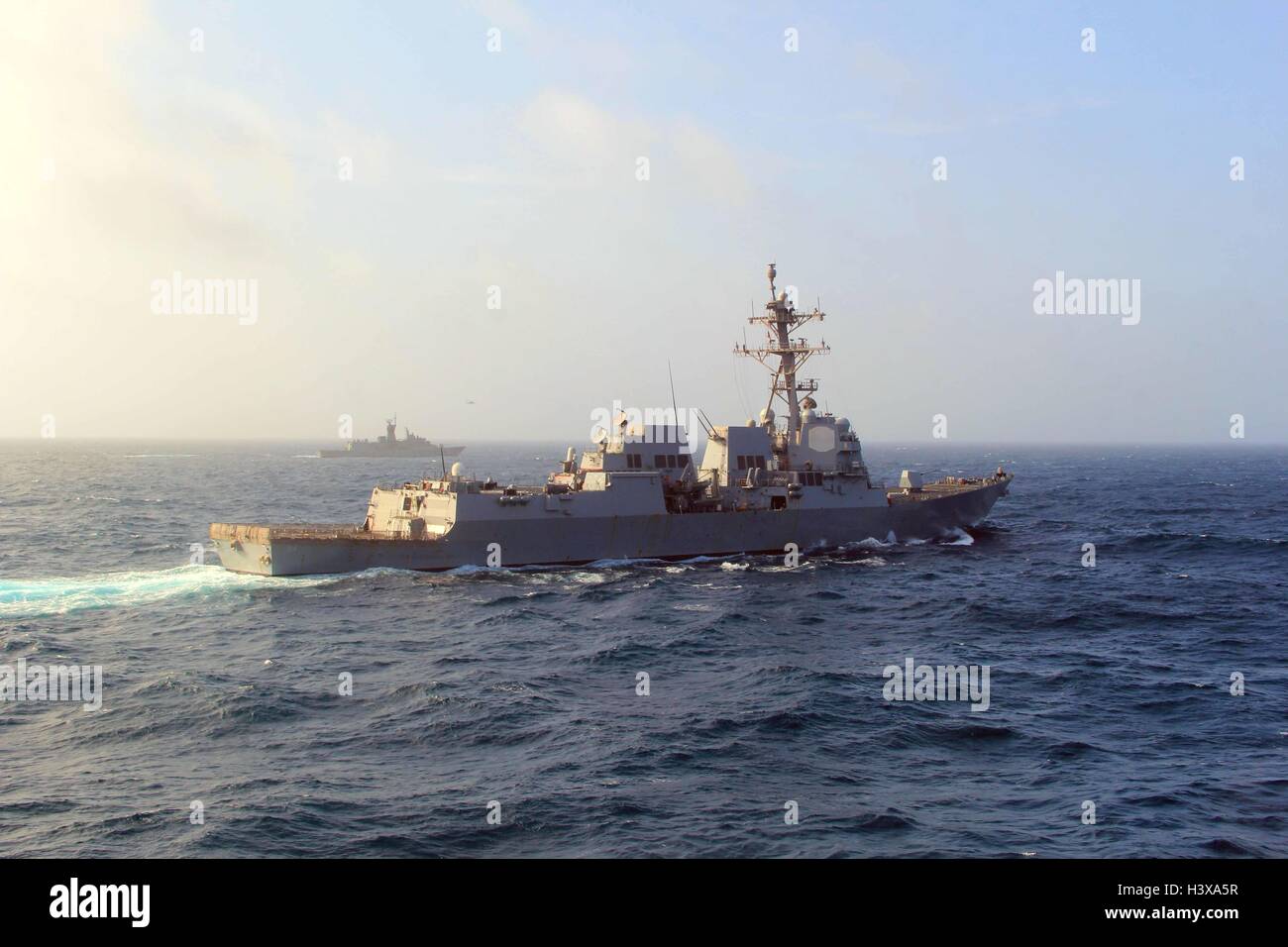 In mare. 28 Agosto, 2016. La US Navy Arleigh Burke-class guidato-missile destroyer USS Nitze, colore per il primo piano e USS Mason durante le operazioni Agosto 28, 2016 nel Mare Arabico. La Mason è stato sparato dai ribelli Houthi mentre la vela al largo dello Yemen nell'estremità meridionale del Mar Rosso il 12 ottobre 2016 e Nitze restituito missile fire distruggendo le stazioni a terra nella Repubblica dello Yemen. Credito: Planetpix/Alamy Live News Foto Stock