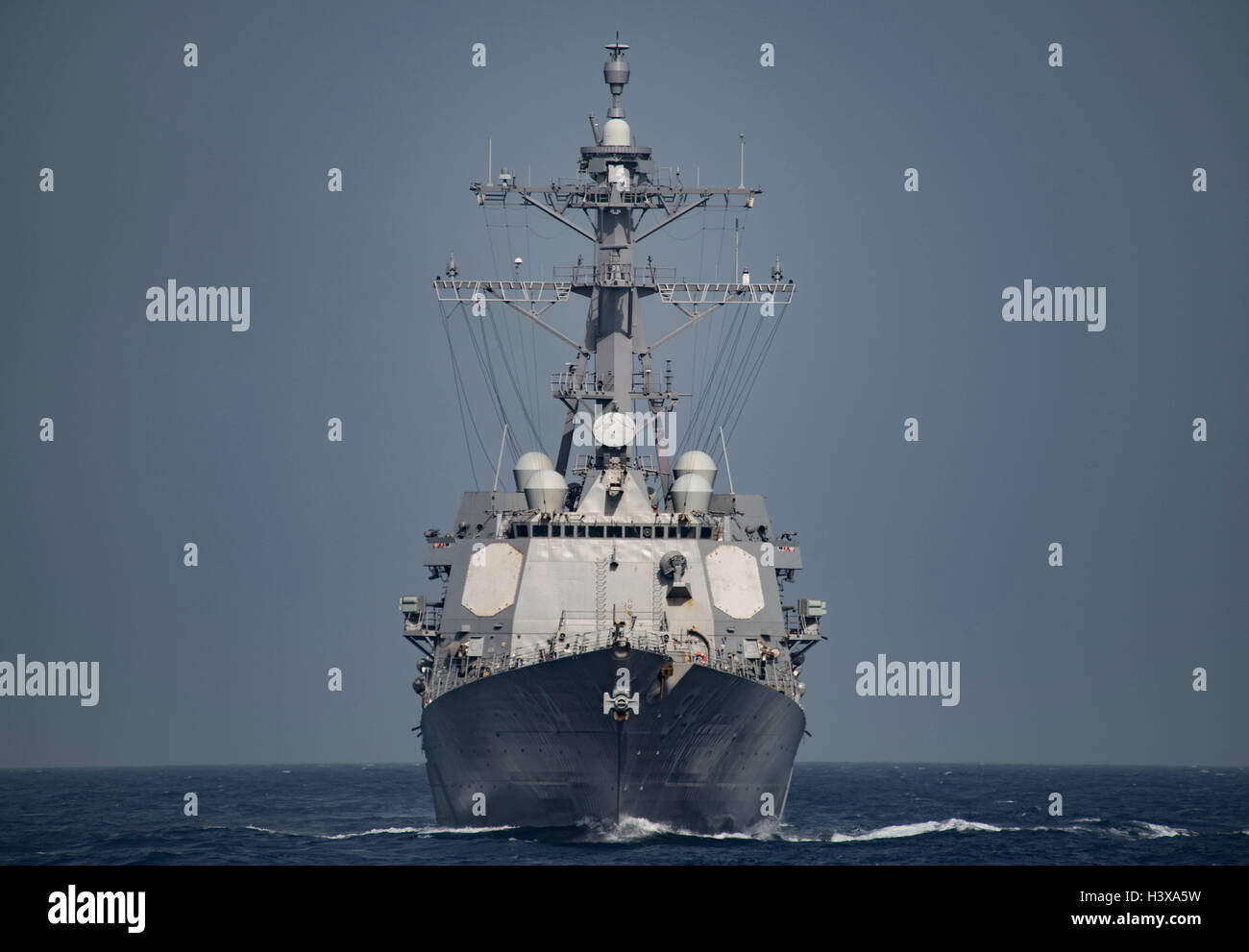 In mare. Il 24 giugno 2016. La US Navy Arleigh Burke-class guidato-missile destroyer USS Nitze durante le operazioni Giugno 24, 2016 nel mar Mediterraneo. La Mason è stato sparato dai ribelli Houthi mentre la vela al largo dello Yemen nell'estremità meridionale del Mar Rosso il 12 ottobre 2016 e Nitze restituito missile fire distruggendo le stazioni a terra nella Repubblica dello Yemen. Credito: Planetpix/Alamy Live News Foto Stock