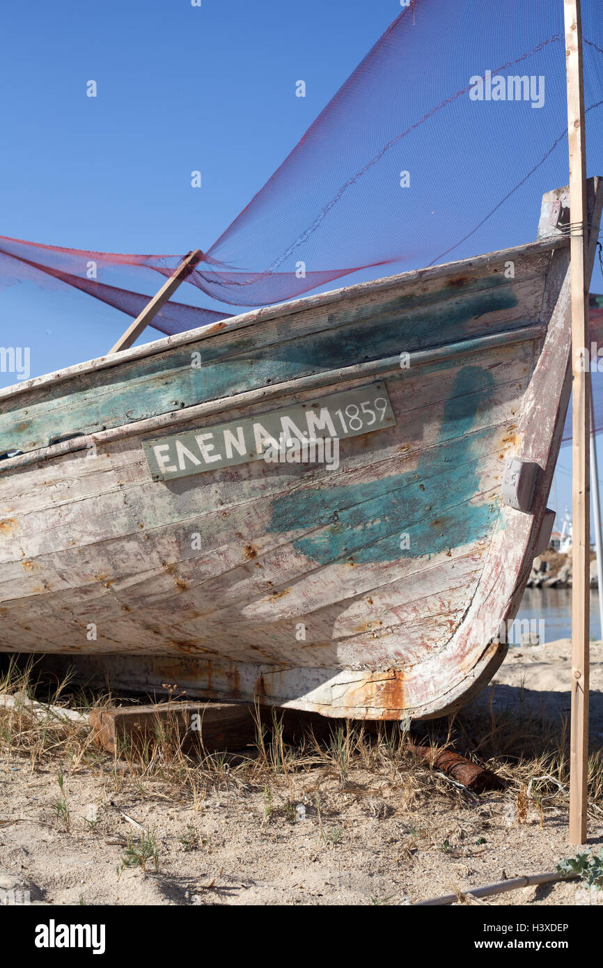 Il vecchio di legno tradizionale barca da pesca, Moudania, Salonicco, Macedonia, Grecia Foto Stock