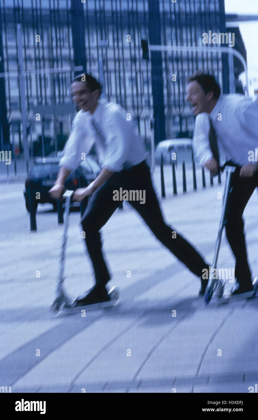 Città, manager, due Kickboards, andare, felicemente, rende poco familiare, professioni al di fuori, amici, persone in viaggio d'affari, scooter, gioia, sfocatura, movimento, fuso, regolazione del colore, colore blu, uomini Foto Stock