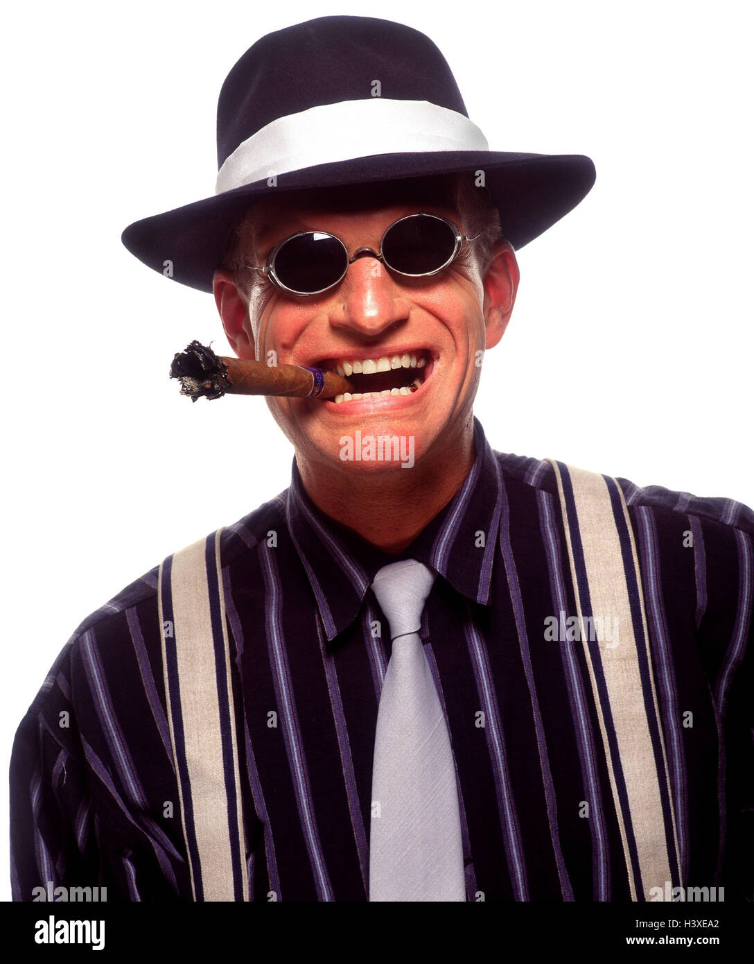 Gangster, cura, occhiali da sole, un sigaro, fumo, gioco del viso, metà  ritratto, professioni, uomo, studio, tagliare, penali Foto stock - Alamy