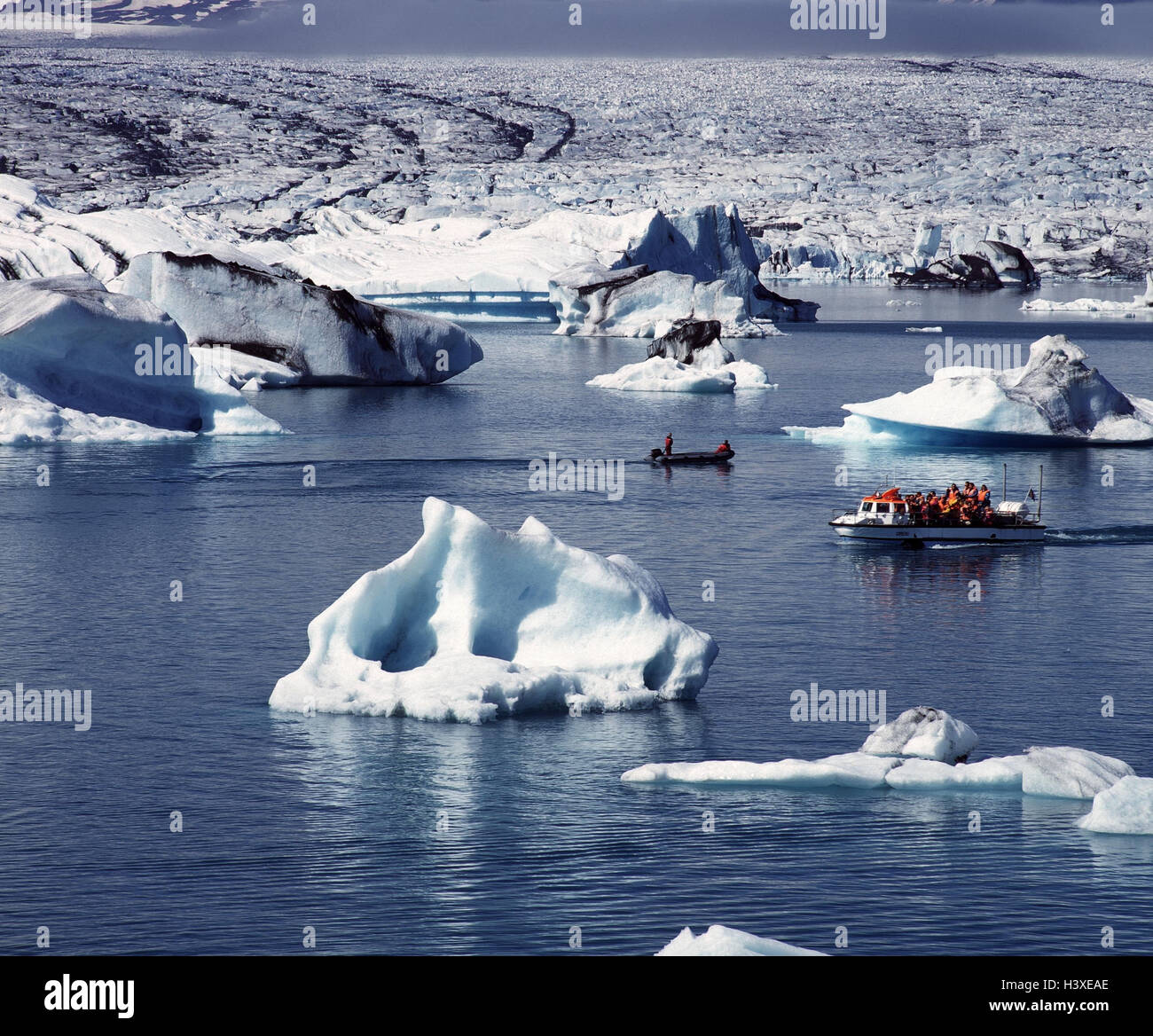 L'Islanda, Austur-Skaftafellssysla, Breidamerkurjökull glacier, lago, Jökulsarlon, ghiaccio, barca turistica, freddo, Breidamerkurjökull, lago glaciale, rottura del ghiacciaio, gelato grumo, lingua del ghiacciaio, paesaggio di montagna, montagne, montagna, ghiacciaio, turismo, turismo Foto Stock