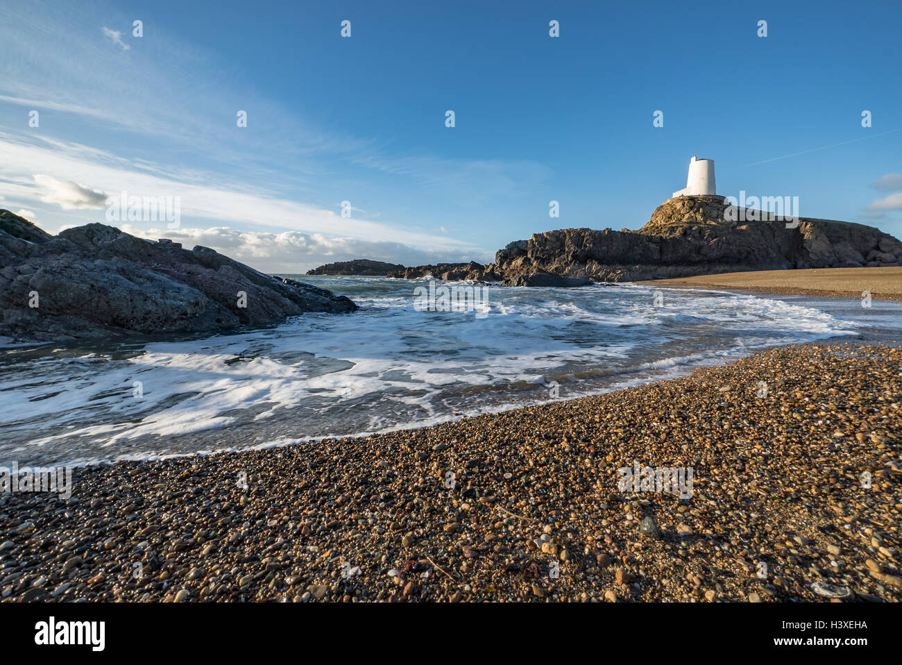 Spiaggia sottostante Llanddwyn faro Foto Stock