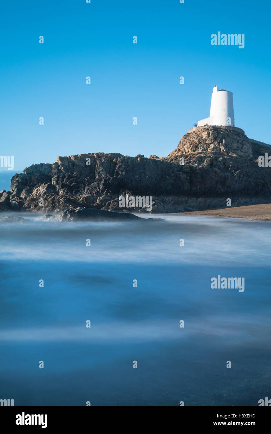 Faro Llanddwyn sopra Misty Waves Foto Stock