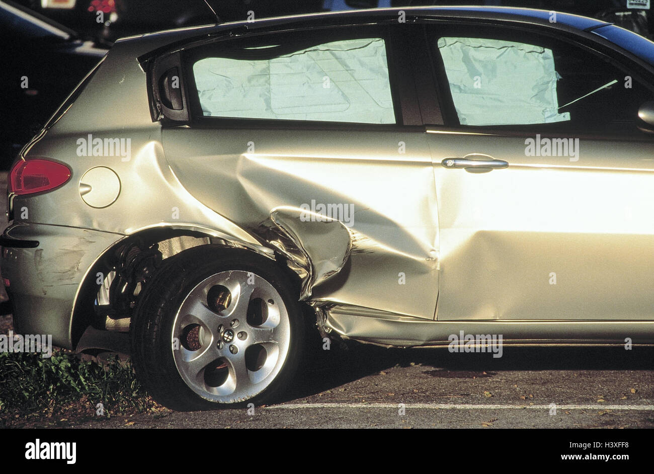 Incidente nel traffico, auto danneggiato in un incidente, air bag, anteprima, traffico, incidente, ambulanza, auto autovettura Alfa Romeo, 2.0 T-scintilla, metallico, da urto laterale airbag, incidente di auto, auto danneggiato in un incidente, danni alla carrozzeria, rotto rotto, dama Foto Stock