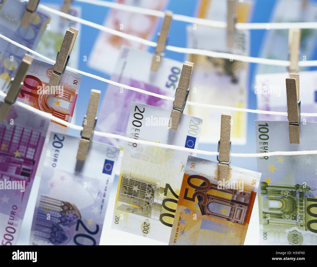 Icona, il riciclaggio di denaro sporco, stendibiancheria, banconote, euro, EWWU, WWU, l'UE, l'Unione europea, valuta, Europa, denaro, moneta unica, banconote, monetaria, lavanderia nelle vicinanze Foto Stock