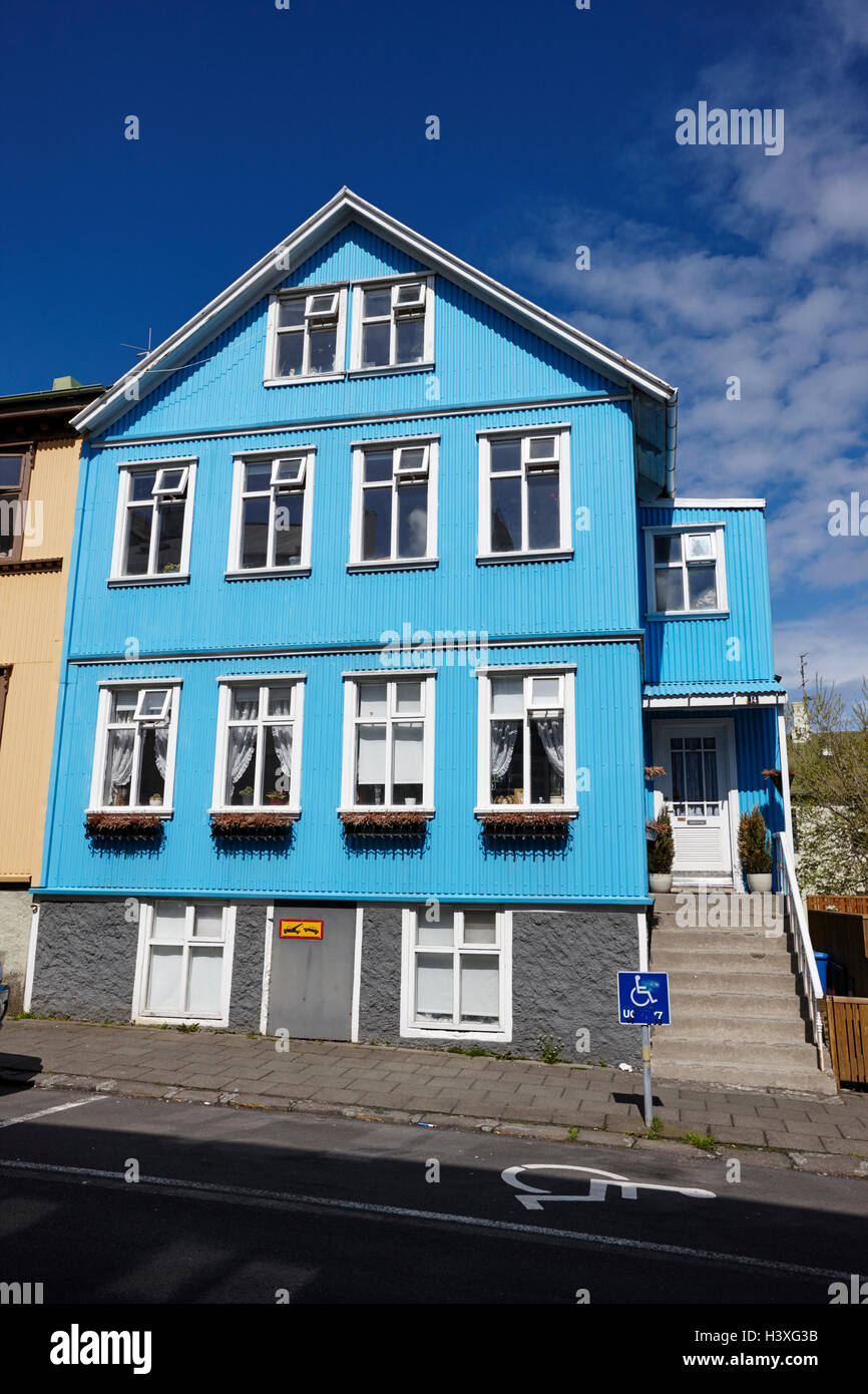 Dipinto di blu ferro corrugato rivestito di stagno house reykjavik Islanda Foto Stock