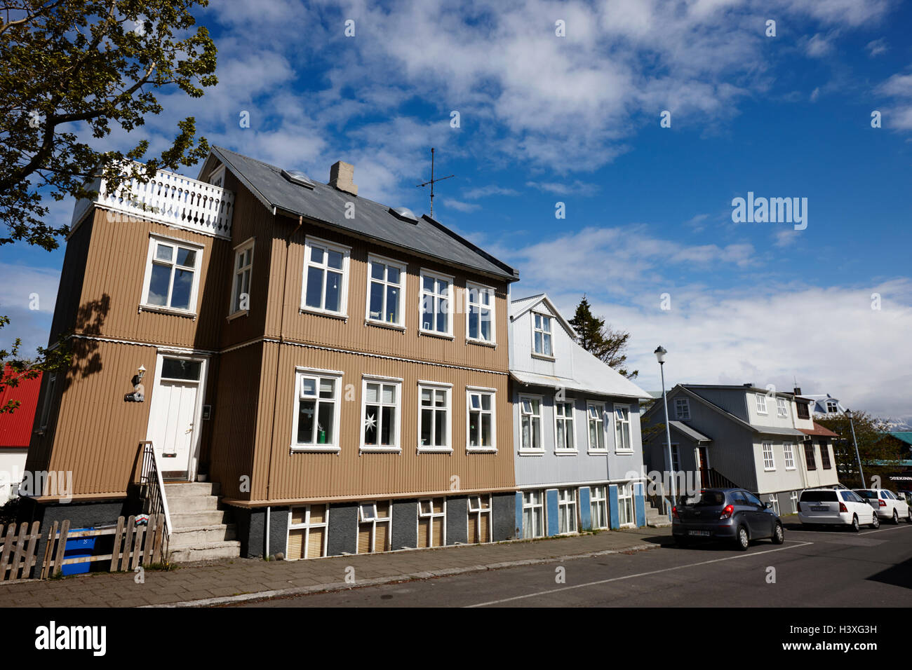 Dipinto di ferro corrugato rivestito di stagno case in una zona residenziale reykjavik Islanda Foto Stock