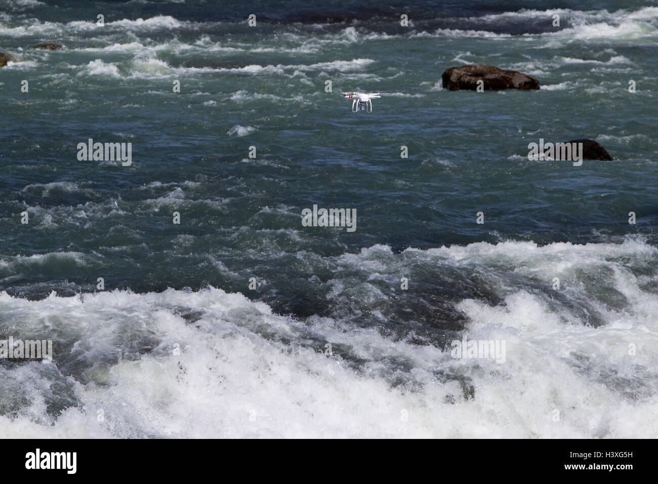 Drone telecamera volando sopra la cascata Islanda Foto Stock