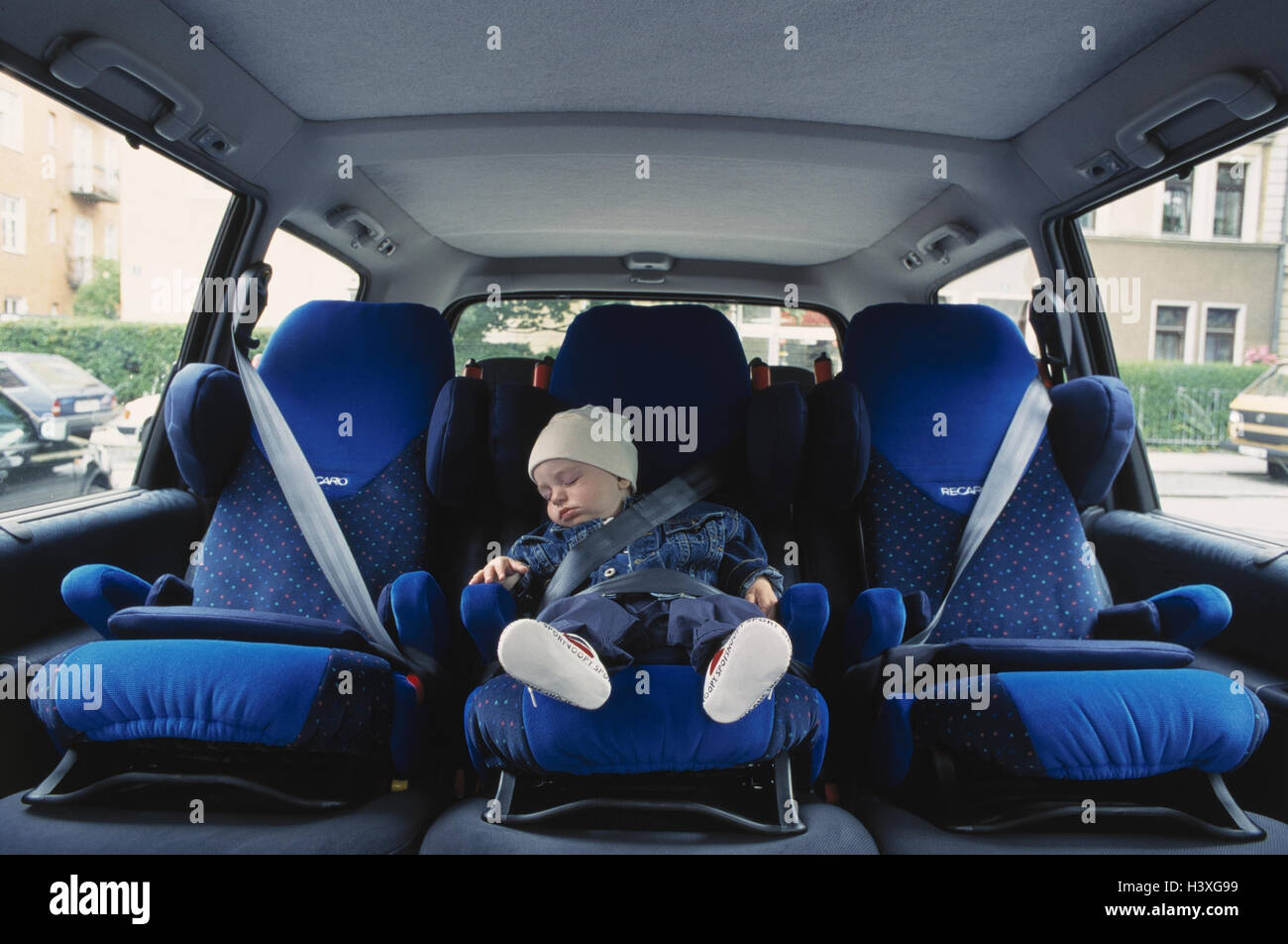 Auto, sedile posteriore, seggiolini per bambini, baby, dormire, massa, sedi, sicurezza sedili, cinture di sicurezza, sicurezza, protezione, bambino, infantile, stancamente ha, affaticamento, dormire, scarichi, esaurimento, riposo, appoggia Foto Stock