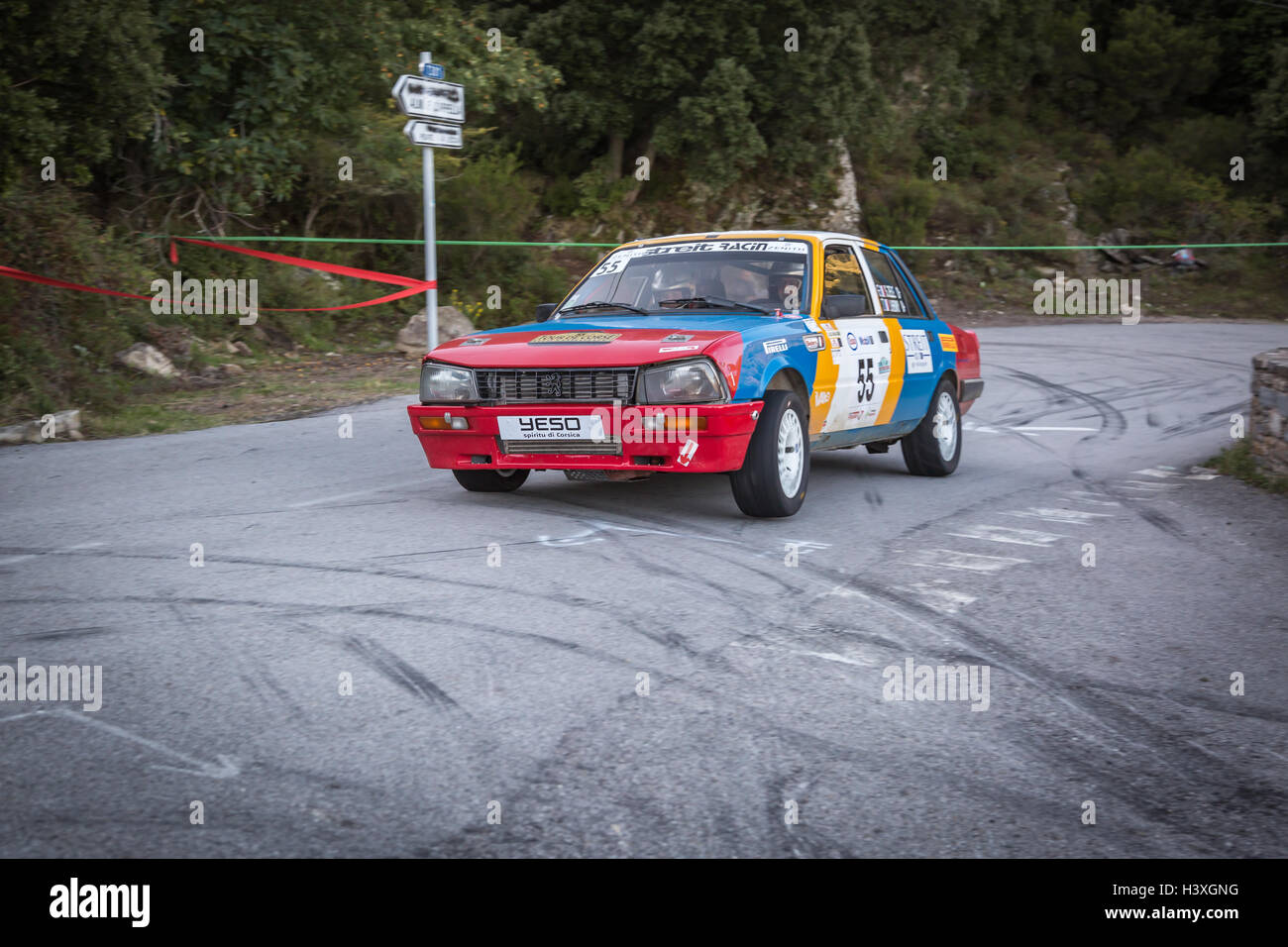 PALASCA, CORSICA - 7 ottobre 2016. S Zele & J Henry competere nel loro Peugeot 505 turbo a 2016 Tour de Corse Historique Foto Stock